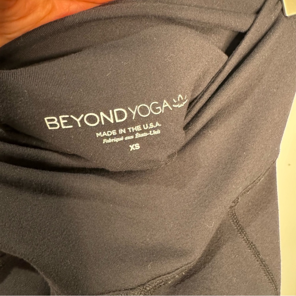 Beyond Yoga Black Leggings Criss Cross Pockets Cross Seams Detail Size Small - Picture 6 of 13
